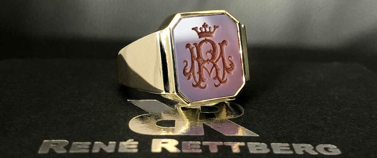 Damensiegelring mit Renaissance Monogramm und Krone in rotem Lagenstein