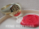 Kleiner Damenring mit Monogramgravur zum Siegeln, gefertigt aus massivem Gelbgold, ca. 10mm oval