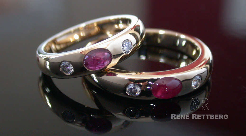 Feine Rubincabochon mit zwei Brillanten in klassischem Damen-Bandring